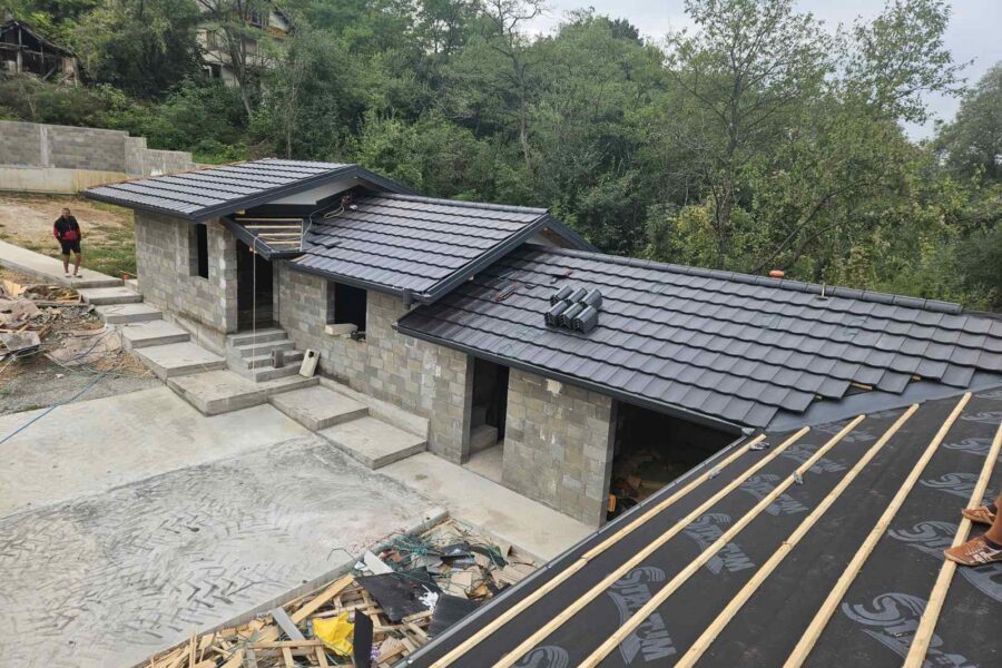 изграждане на нов покрив с дървена конструкция и монтаж на керемиди от Roof-Stroy