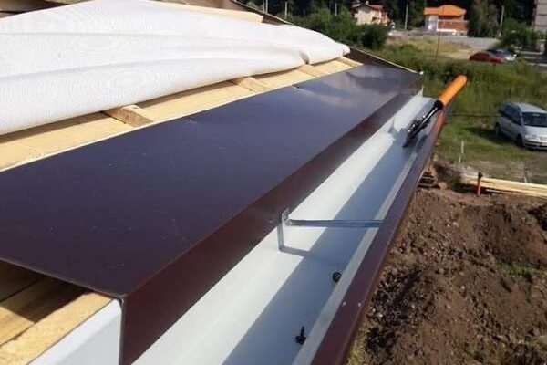 монтаж на улуци и водоотвеждане на покрив от Roof-Stroy с метални и PVC улуци