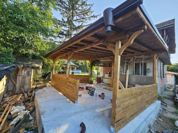 Завършен навес от Roof-Stroy в село Ясен