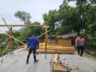 Нов навес с дървен покрив в област Видин