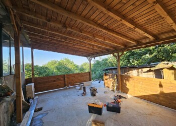 Завършен проект на Roof-Stroy. Завършен дървен навес с покрив