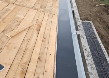 Покривни работи от Roof-Stroy. Монтаж на летви и керемиди на нов покрив